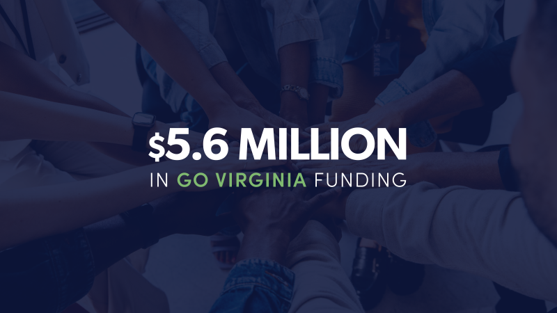 손을 원형으로 맞대고 있는 모습 위에 “$560만 달러 규모의 GO Virginia 자금 지원”이라고 적힌 흰색 텍스트가 오버레이되어 있습니다.